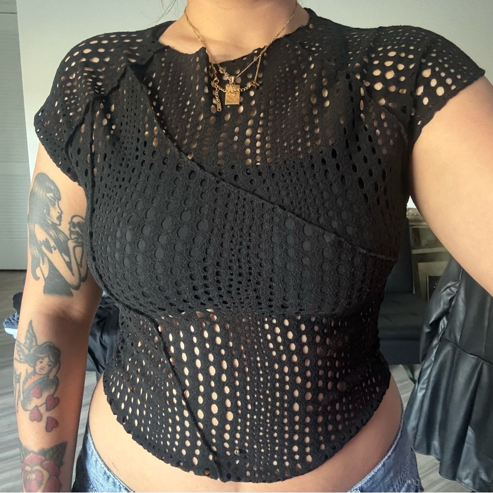Cute black cropped hole shirt